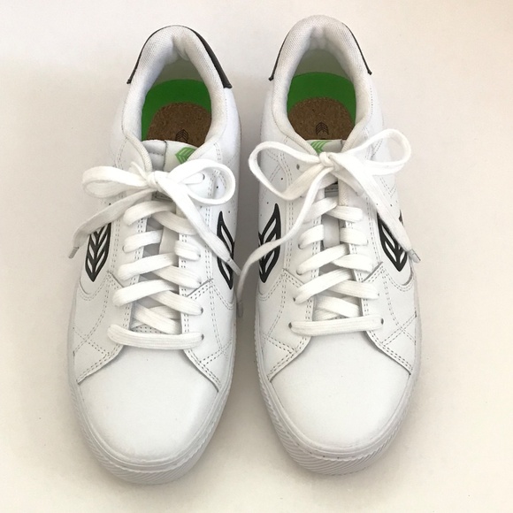 Cariuma White and Black Sneakers - Picture 5 of 16